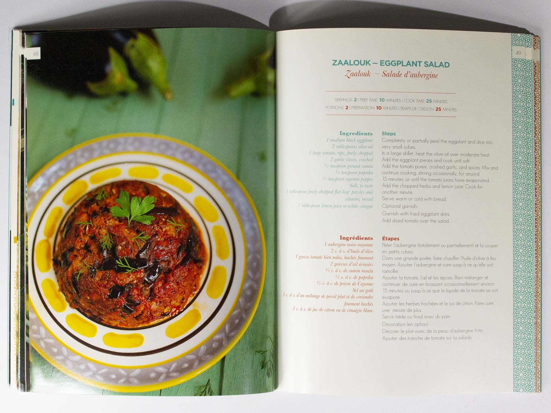 Un libro di cucina aperto con una pagina ricetta Zaalouk insalata di melanzane impaginata professionalmente, con fotografia gastronomica a tutta pagina in una ciotola ceramica marocchina decorativa e testo ricetta a due colonne. La progettazione grafica e impaginazione professionale per libri di cucina e pubblicazioni illustrate garantisce pagine belle e leggibili che valorizzano la fotografia ga…