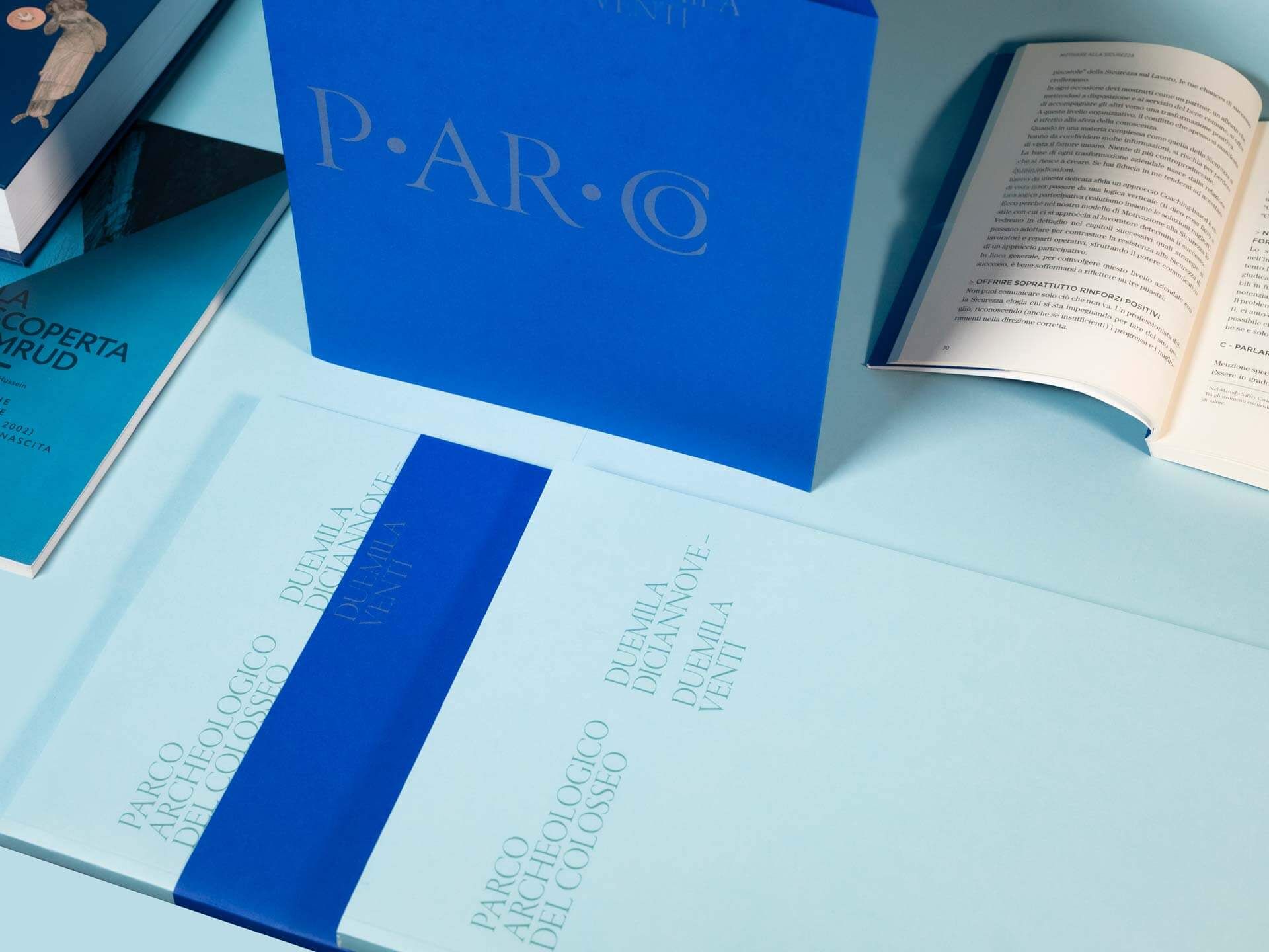 Set editoriale blu cobalto PARO con cofanetto goffrato e cartella. Set editoriale blu cobalto PARO con cofanetto goffrato e cartella abbinata con libri aperti. Sprint24.