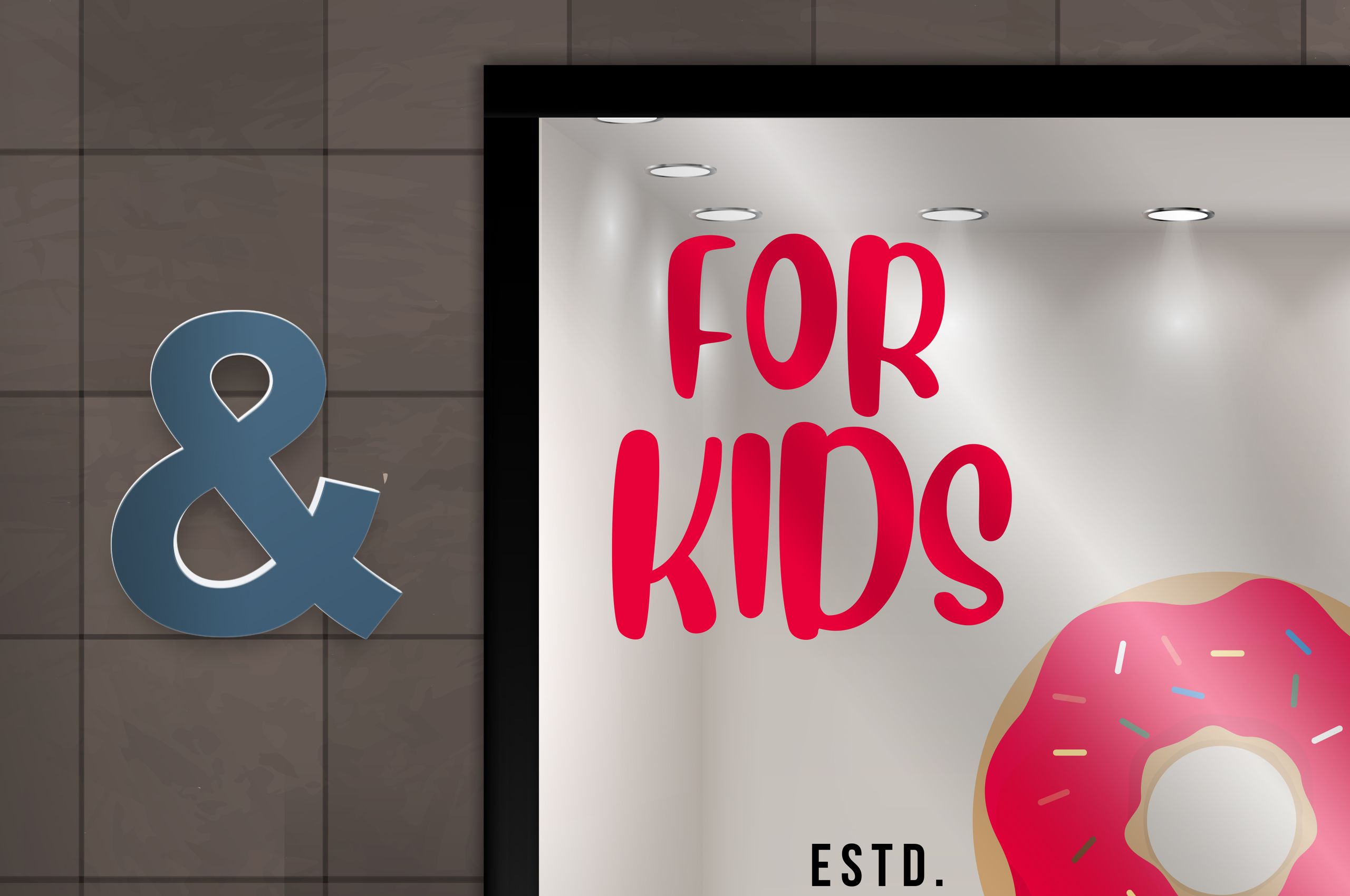 Vetrina di scritte 3D prespaziati e lettere dimensionali con tipografia in rosso e simbolo ampersand per insegne commerciali. Perfetto per targhe personalizzate, vetrine di negozi e display accattivanti per il branding. Il nostro servizio di stampa online realizza scritte 3D e adesivi sagomati di qualità professionale per massima visibilità.