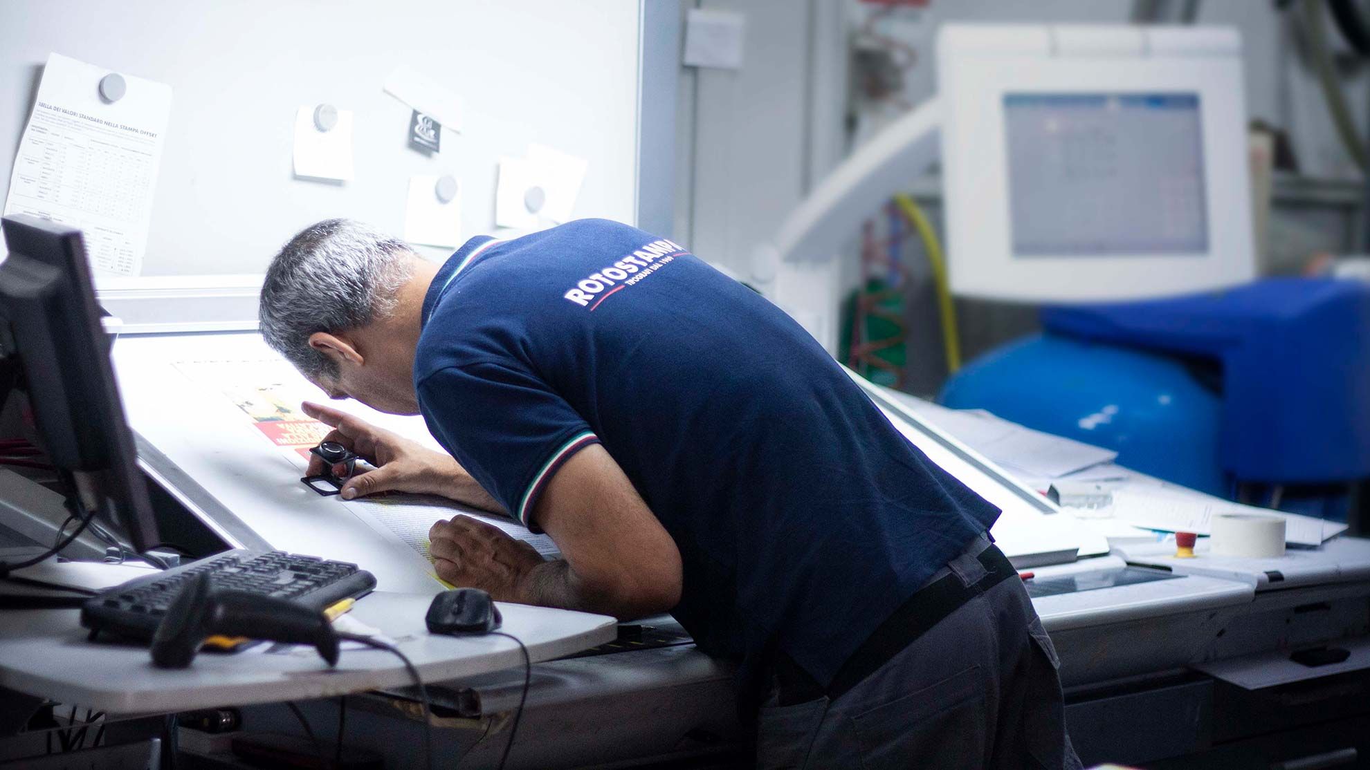 Tecnico stampa su attrezzatura all'avanguardia all'Ufficio 6. Tecnologia avanzata per stampa precisa Sprint24.