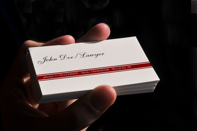 Biglietti da visita professionali con tipografia script elegante e bande rosse distintive. Perfetti per avvocati e professionisti che desiderano trasmettere classe e sofisticatezza. Stampa di qualità eccellente su carta pregiata garantisce un'impressione duratura e consegna veloce.