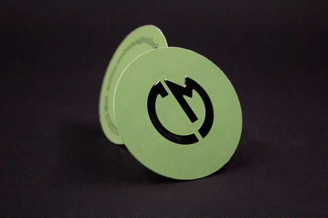 Due biglietti UV circolari verde lime con logo monogramma CM nero in cerchio. Sprint24.