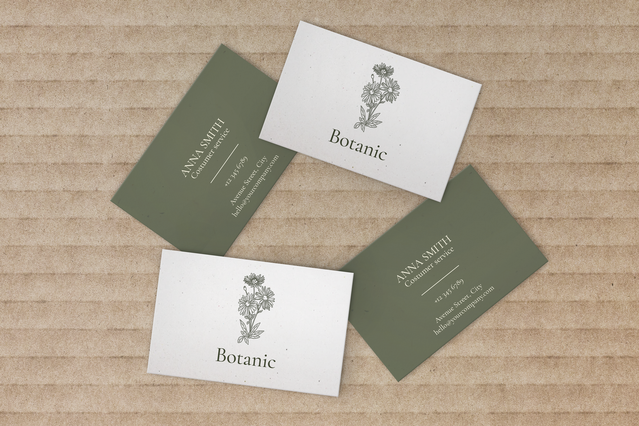 Biglietti fronte-retro carta naturale eco Botanic su superficie kraft Biglietti fronte-retro Botanic Anna Smith: retro verde oliva, fronte crema con floreale. FSC Sprint24.
