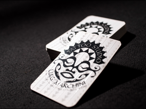 Due biglietti UV bianchi angoli stondati Tattoo Studio Luca Marchini con logo mandala intricato. Sprint24.