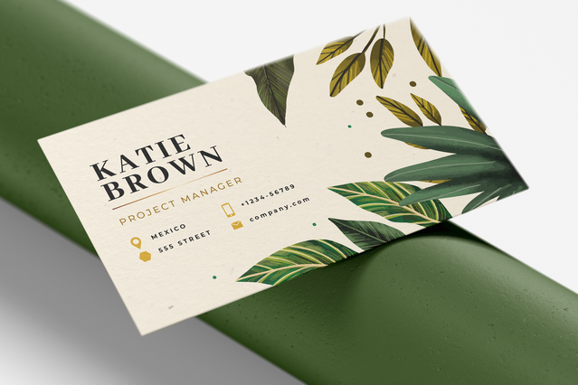 Biglietto carta riciclata Katie Brown project manager con stampa. Biglietto ecologico Katie Brown sfondo crema illustrazione botanica. Carta naturale FSC Sprint24.