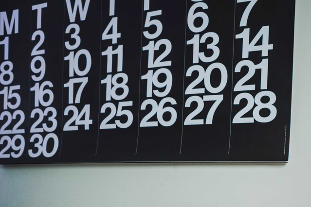 Calendario da muro grande formato cifre bianche grassetto su fondo. Grande calendario da muro cifre bianche grassetto su nero. Formati 7 o 13 fogli Rotostampa.