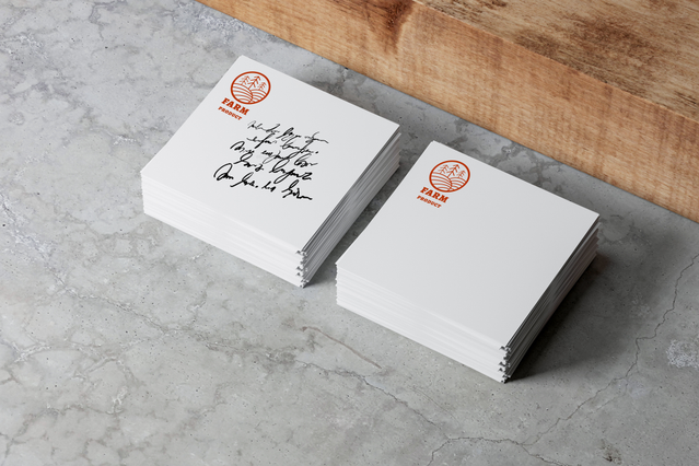 Due cubi carta bianchi 500 fogli 10x10cm logo arancione su marmo. Gadget ufficio Sprint24.