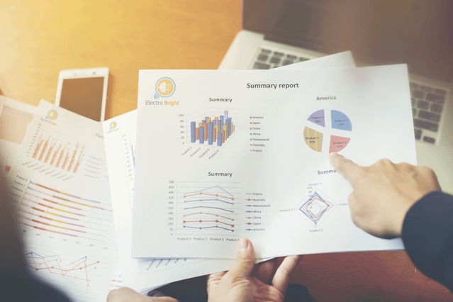 Fascicoli non rilegati stampa a colori con grafici Fascicoli non rilegati a colori con rapporti analitici e grafici per presentazioni aziendali e documenti riassuntivi.