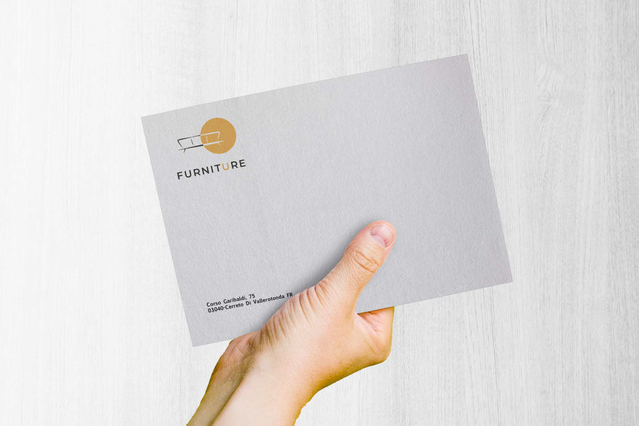 Mano con busta grigia Splendorgel Extra White logo circolare dorato su legno. Sprint24.