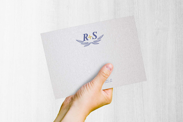 Mano che regge una busta Sirio Pearl perlata con logo Mano con busta perlescente Sirio Pearl con logo blu oro. Finitura perlacea per eventi e matrimoni Sprint24.
