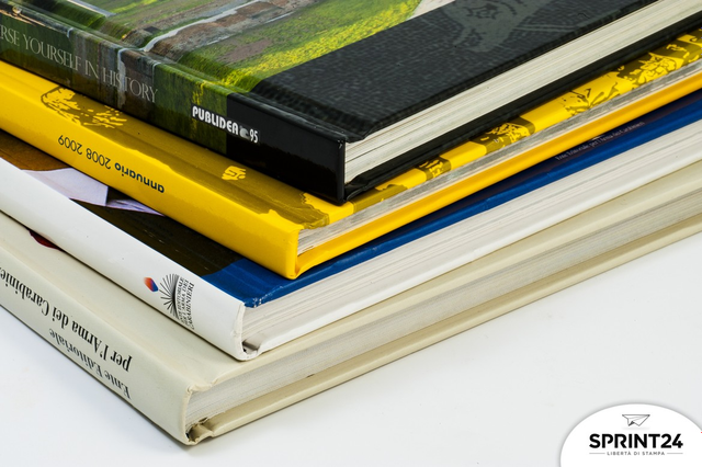 Quali sono i formati di stampa per libri: Hai scritto una storia o un racconto? Scopri i formati di stampa per libri più adatti ai tuoi prodotti editoriali.