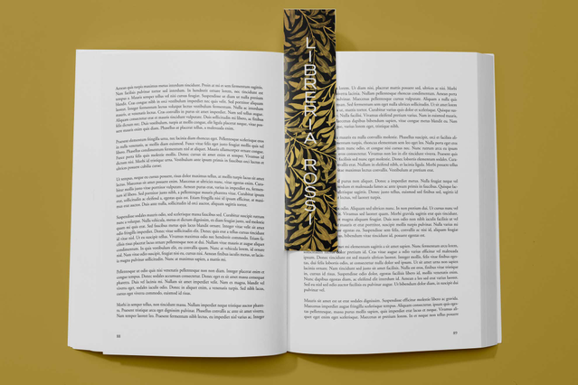 Segnalibro motivo floreale dorato in libro aperto su giallo. Plastificazione brillante UV Rotostampa.
