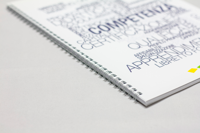Quaderno spirale copertina bianca premium e layout professionale. Personalizzabile per appunti aziendali.