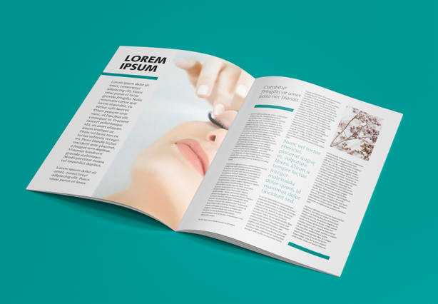 Rivista aperta a punto metallico che mostra un layout editoriale professionale con fotografia di prodotto e testo multi-colonna. Pubblicazione stampata di qualità premium con rilegatura a spirale metallica ideale per cataloghi, brochure e riviste aziendali.
