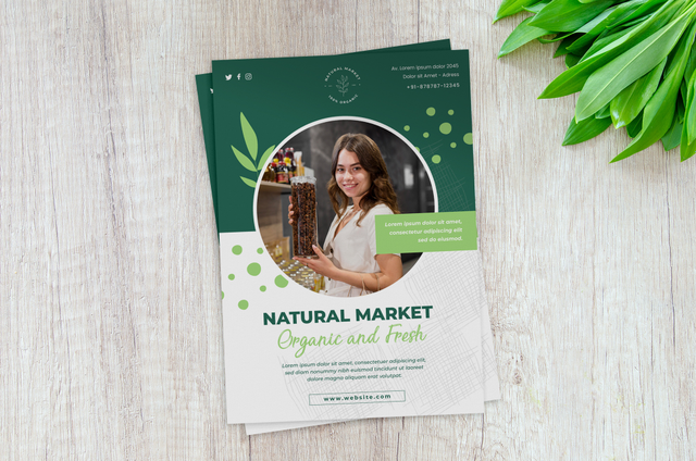 Volantino eco 'Natural Market – Organic and Fresh' con design verde e bianco e donna sorridente con prodotti biologici, su superficie in legno con piante tropicali. Rotostampa stampa volantini e cartoline ECO su carta cellulosa naturale in 5 formati standard — ideali per mercati biologici, brand alimentari naturali e campagne di comunicazione green.