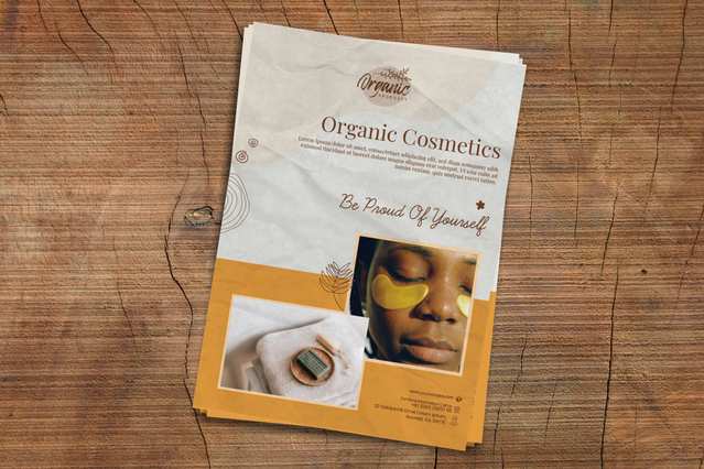 Volantino eco 'Organic Cosmetics – Be Proud Of Yourself' su carta naturale con donna con patch occhi dorati e prodotti cosmetici, su superficie in legno. Rotostampa stampa volantini ECO su carta cellulosa naturale in formati standard — ideali per brand bellezza biologici, negozi cosmetici e attività wellness sostenibili.