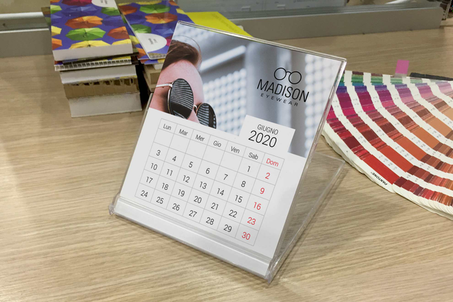 Calendario da Tavolo con basetta: * Base in plastica
* Realizzazione d'effetto
* Dimensione standard